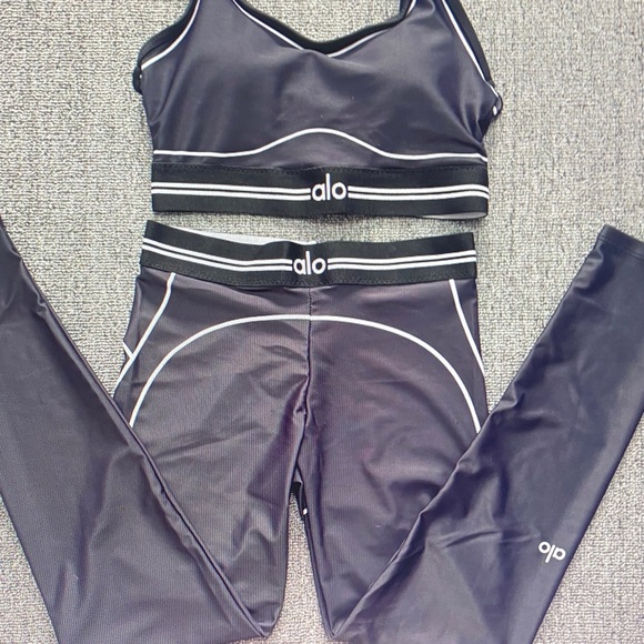 ALO Yoga Black and White Leggings Set - Picture 3 of 6